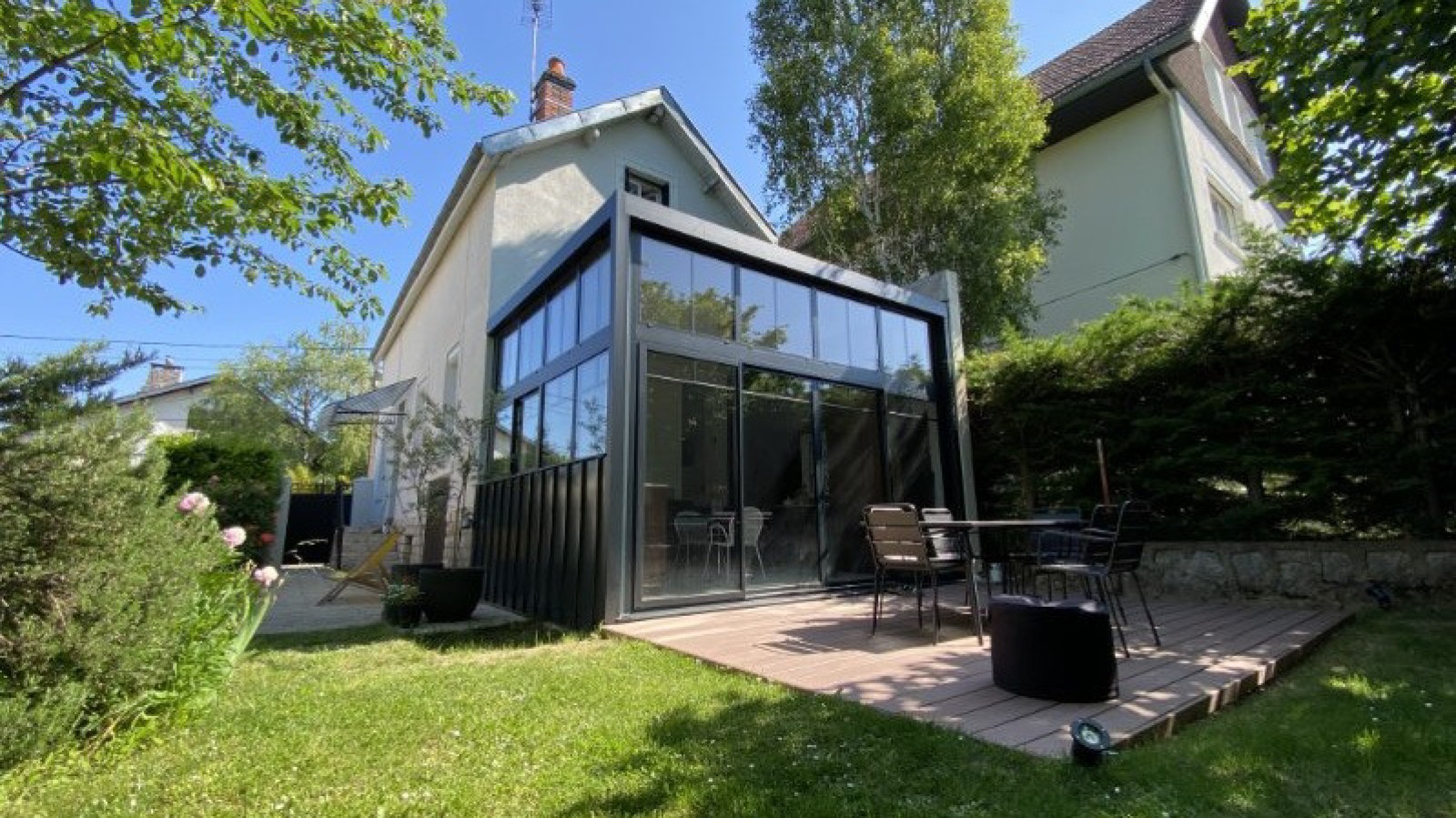 Entreprise spécialisée dans la rénovation de véranda en aluminium avec des grandes baies vitrées à Dijon, en Côte d'Or.