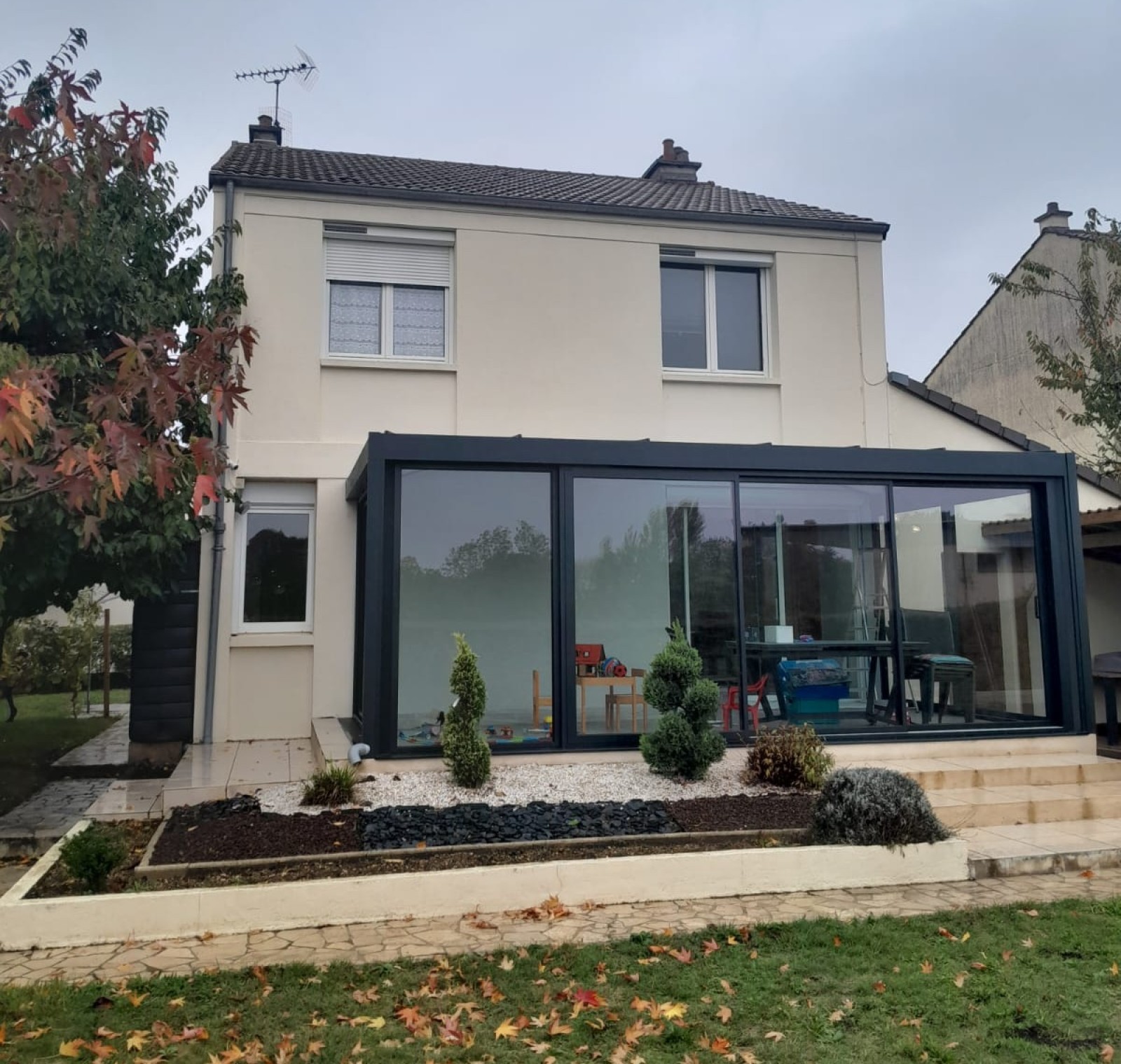 Véranda en aluminium noir mat gamme Rénoval Panorama à Saint-Apollinaire, installé par VérandaStore.