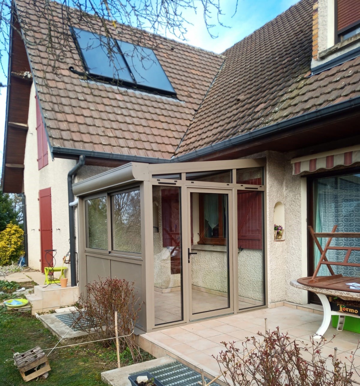 Entension de maison avec une véranda en aluminium à Saint-Apollinaire, proche de Dijon, en Côte d'Or.